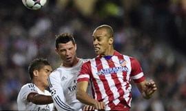 Miranda (áo sọc đỏ-trắng) đã trở thành tân bnh đầu tiên của M.U trong kỳ chuyển nhượng này.