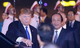 Những hình ảnh đầu tiên của Tổng thống Mỹ Donald Trump ở Hà Nội