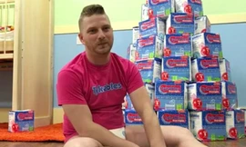 John đóng bỉm suốt ngày trong 14 năm qua. Ảnh: eveyo. 