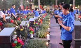 Đại tướng Phan Văn Giang, Ủy viên Bộ Chính trị, Bộ trưởng Bộ Quốc phòng dâng hương, hoa tại phần mộ các Anh hùng liệt sĩ ảnh: NHƯ Ý 