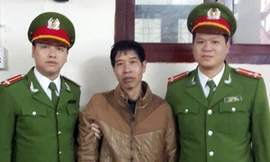 Công an thành phố Móng Cái dẫn giải đối tượng truy nã Trương Văn Hà. Ảnh: CAND