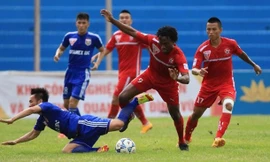 B.Bình Dương (áo xanh) đã trở thành nhà vô địch của V.League 2015 ngay từ vòng đấu chiều nay. Ảnh: Zing
