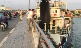 Tàu hàng nghìn tấn mắc kẹt giữa cầu Đồng Nai