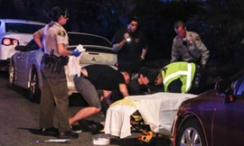 Cảnh sát đưa thi thể những người bị bắn rời khỏi hiện trường. Ảnh Reuters