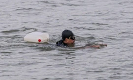 Hà Nội rét căm căm, nhiều người vẫn 'luyện công' tắm sông Hồng 