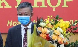 Ông Đàm Tiến Thắng (cầm hoa) được bầu giữ chức Phó Chủ tịch UBND quận Hoàng Mai. Ảnh: Hiền Thu