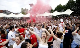 CĐV Anh vỡ òa với siêu phẩm đá phạt ở bán kết World Cup