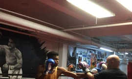 Võ sư Pierre Francois Flores (áo đen) tập luyện với VĐV quyền anh hạng nặng Sylvera-Jacques Louis