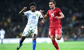 U22 Malaysia (áo trắng) giành vé vào chơi trận chung kết.