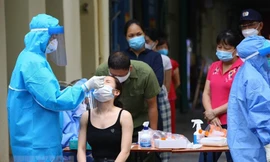 Nhân viên y tế lấy mẫu xét nghiệm COVID-19 cho người dân trên phố Quán Sứ sáng 3/10. Ảnh: Thông tấn xã Việt Nam