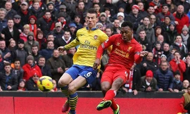 Arsenal (áo vàng) thua sốc tại Anfield.