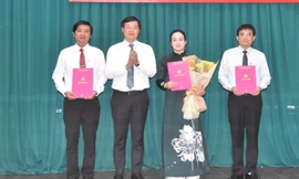 Đồng chí Lê Quốc Phong trao quyết định chỉ định đồng chí Nguyễn Hải Trâm giữ chức Bí thư Đảng ủy các cơ quan Đảng tỉnh Đồng Tháp và các Phó Bí thư Đảng ủy.