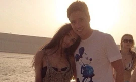 Nasri du hí cùng bạn gái và không quan tâm tới những gì diễn ra tại ĐT Pháp.