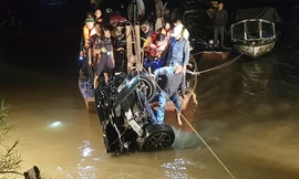 Lai dắt chiếc xe bị nạn vào gần bờ. Ảnh: Vietnamnet