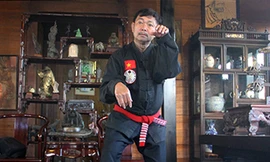 Võ sư Ngọc Anh trong một thế võ của loài khỉ. Ảnh: Đắc Đức.