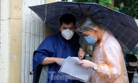 Phó Chủ tịch UBND thành phố, Trưởng ban Chỉ đạo thi, tuyển sinh thành phố Hà Nội Chử Xuân Dũng kiểm tra điểm thi Trường Trung học cơ sở Nguyễn Du (quận Hoàn Kiếm).