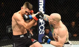 Josh Emmett (phải) trong trận đấu với Ricardo Lamas.