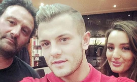 Đi cắt tóc, sao Arsenal cua luôn con gái ông thợ cạo