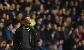 Pep Guardiola với chiếc ruy băng vàng trong trận đấu giữa Man City và Wigan.