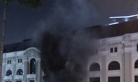 Khói nghi ngút sau lưng Nhà hát thành phố.