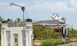 Camera lắp đặt trước nhà của một cán bộ trong Ban Thường vụ Tỉnh ủy Sóc Trăng. Ảnh: Zing