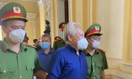 Dẫn giải bị cáo Phùng Ngọc Khánh sau phiên tòa ngày 17/3. Ảnh: PV