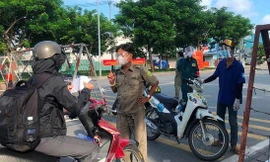 Người dân bỡ ngỡ trong ngày đầu chốt chặn phòng dịch COVID-19