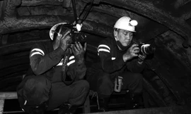 Máy ảnh thường không thể phát huy tác dụng dưới hầm lò