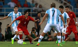 Tuấn Anh trong vòng vây các cầu thủ Argentina. Ảnh: Vnexpress.