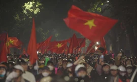 Biển người xuống đường mừng tuyển Việt Nam thắng Thái Lan