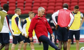 Tuyển Pháp tức điên vì bị máy bay không người lái do thám