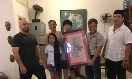 Pierre Francois Flores tặng võ sư Bảo Châu bức tranh "Mãnh Hổ"