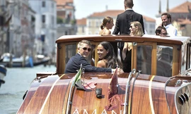 Thủ quân tuyển Đức đưa mỹ nhân lên thuyền hoa