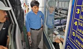 BOT Cần Thơ - Phụng Hiệp lại ùn tắc vì tài xế dùng tiền lẻ qua trạm