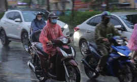 Hà Nội đón mưa giải nhiệt sau những ngày nắng nóng nung người