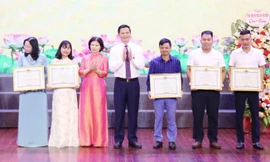 Phóng viên báo Tiền Phong thường trú Bắc Ninh (áo xanh) và các phóng viên báo chí Trung ương nhận Bằng khen của Chủ tịch UBND tỉnh Bắc Ninh.