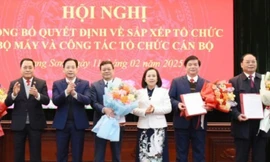 Lãnh đạo tỉnh Lạng Sơn trao quyết định cho tân Trưởng ban Tuyên giáo và Dân vận Tỉnh ủy (giữa) và 2 lãnh đạo Ban Tuyên giáo tỉnh ủy nghỉ hưu. 