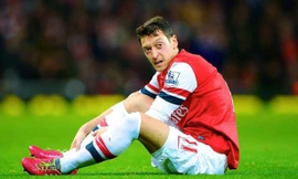 Mesut Ozil bị đẩy lên ghế dự bị.