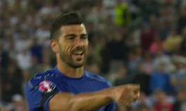 Tiền đạo Italia ê mặt khi định lừa thủ môn Đức