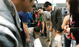 Cảnh lấy hành lý vất vả và lộn xộn ở sân bay Nội Bài tối 26/1