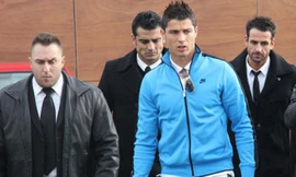 Ngoài việc bố trí 4 vệ sỹ theo kèm, mỗi bước chân, nhịp tim và thậm chí hơi thở của CR7 cũng bị kiểm soát nghiêm ngặt. 