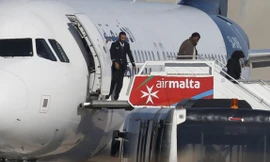 Hình ảnh các con tin được thả từ máy bay bị không tặc khống chế của Libya hôm 23/12 (Ảnh: Reuters)