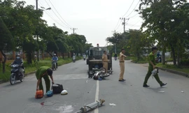 Đâm vào xe tải, hai người chết thảm 