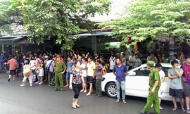 Người dân theo dõi vụ việc.