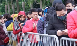 Xếp hàng dài trong gió rét để lấy vé chung kết AFF Cup 2018