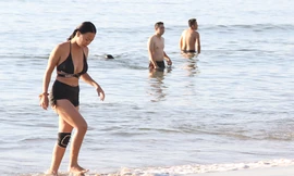 Bãi biển Đà Nẵng ra sao trước giờ cấm tắm?