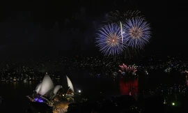 Thành phố Sydney, Australia vừa được chứng kiến màn pháo hoa rực rỡ trong đêm 31/12, trước thời khắc chuyển giao sang năm mới 2017.