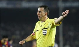 Trọng tài Borbalan tố HLV Martino đã có lời lẽ khiếm nhã với mình.