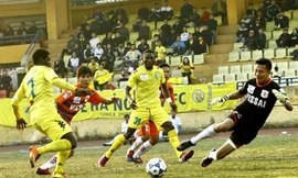 Mức thưởng Tết cao nhất của Hà Nội T&T (áo vàng) là 10 triệu đồng.