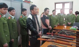 Đối tượng Lý Mạnh Lực, Nguyễn Thái Việt và số vũ khí bị thu giữ.